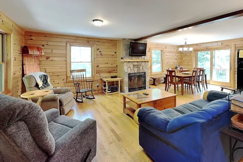 Welcome to Crazy Idea - Family Friendly Cabin w/ Fire Pit & Air Hockey