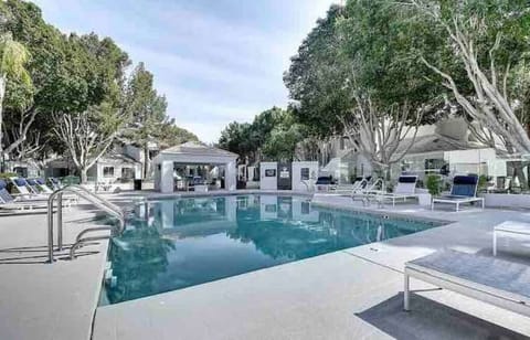 Glass-surrounded heated pool and jacuzzi 