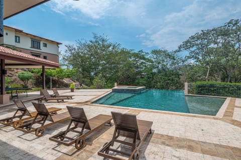 Jobo common area pool
