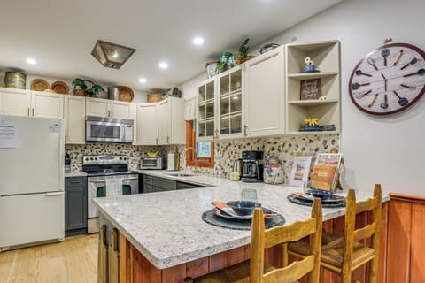 Kitchen | Breakfast Bar | Blender | Coffee Maker | Cooking Basics