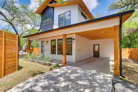 Austin Vacation Rental | 2BR | 2.5BA | 1,158 Sq Ft | Stairs Required
