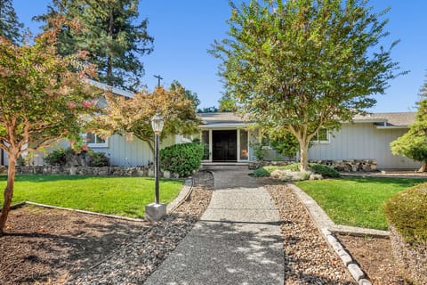 Private and spacious house in upscale neighborhood with 2 car garage 