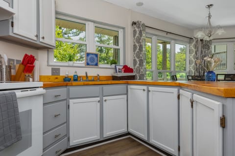Kitchen equipped with all the essentials for an everyday meal!