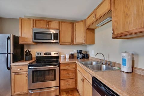 Fully stocked kitchen with eat in area plus washer / dryer in unit