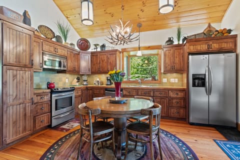 Kitchen w/ Dining for 4