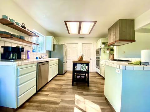 Fully equipped kitchen with new appliances