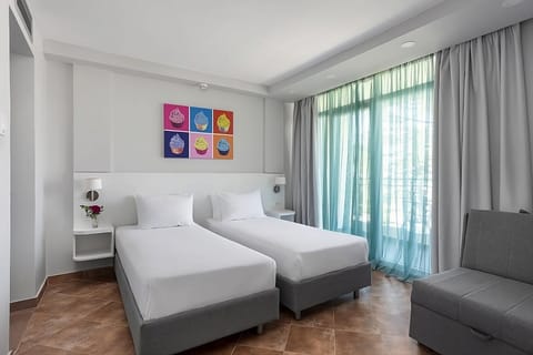 Unit with 2 Twin size beds. Exact unit will be assigned upon arrival. Views, colors and decor may vary.