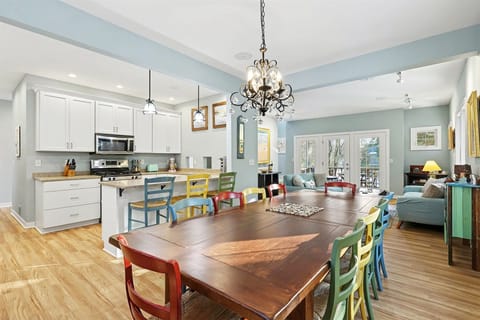 Beautiful open floor plan to spend time with your loved ones