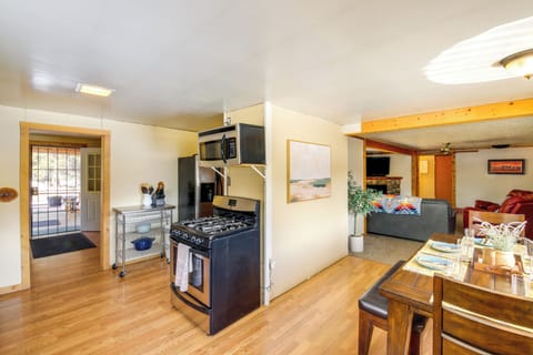 Kitchen | Gas Stove/Oven | Refrigerator | Microwave