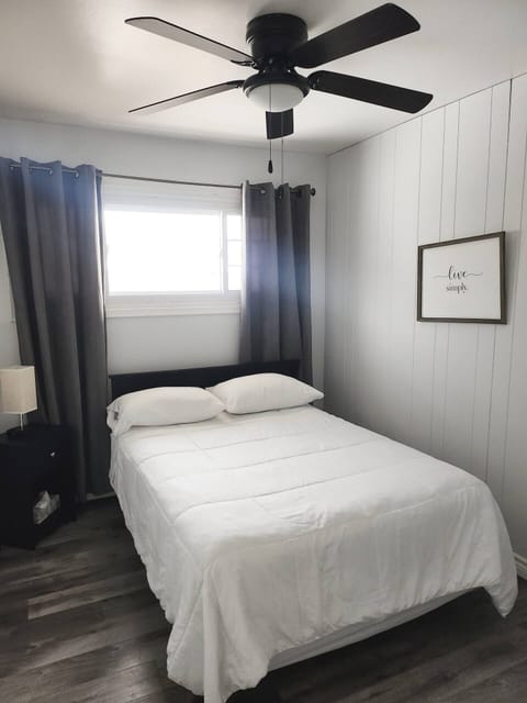 Double bedroom 
1/ 3 bedrooms 