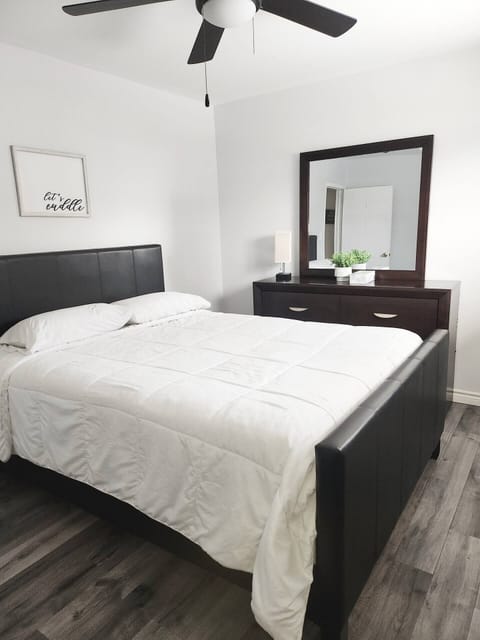 Queen Bed
2/3 bedrooms