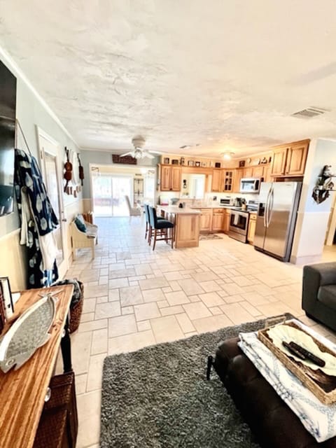 Kitchen/ living area stocked with great books!!