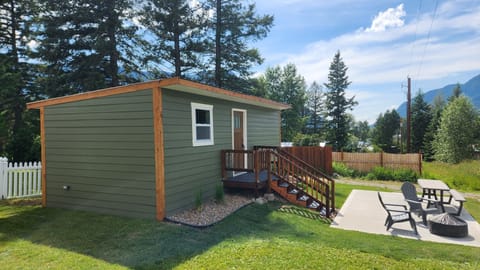 Sugar Hill Cottage: 300 square feet, grass, fire pit, chairs, and picnic table. 