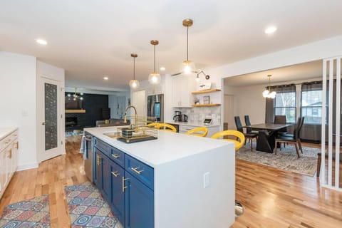 large island with open space for hosting & entertainment
