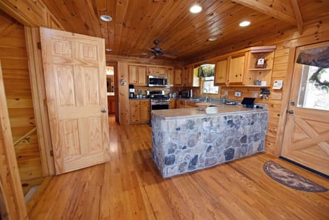 Blue Ridge cabin rental with Amazing Views, Hot Tub, Pool Table, Wifi, Firepit