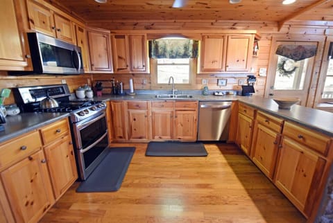 Blue Ridge cabin rental with Amazing Views, Hot Tub, Pool Table, Wifi, Firepit