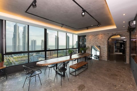 Spacious dining area / Espacioso comedor 