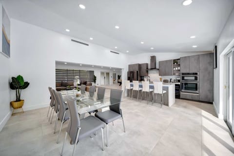 Open Concept Style Kitchen/Dinning