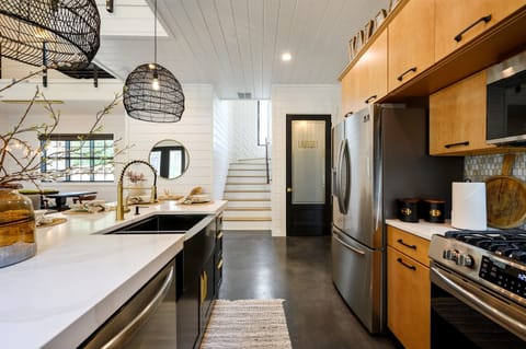 Modern Kitchen w/ Laundry Room & Pantry