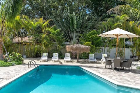 Tiki hut, sun lounger and amazing pool 