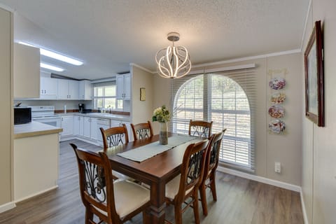 Dining Area | Dishware & Flatware Provided