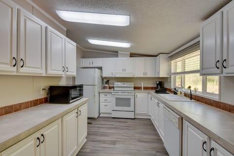 Kitchen | Equipped w/ Cooking Basics