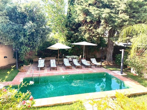 Swiming pool, protegida en bajo por el viento
