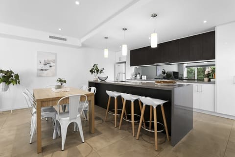 Kitchen & Dining
