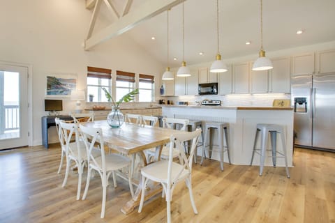 Dining Area | Dining Table | Dishware/Flatware