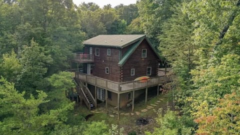 Private log cabin in the mountains with lake/beach/river access/canoe/dogs