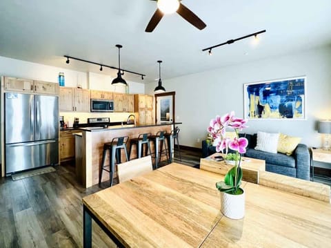 Great room with Kitchen, Living area with gas fireplace, flatscreen Tv, desk with monitor and a Dining area