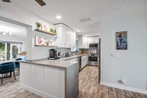 Cook with ease in our spacious galley kitchen! ‍ Equipped with filtered water and ice from the fridge, it's perfect for preparing delicious meals during your stay. 