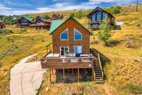 Raspberry Patch View-Cozy hillside cabin with stunning views, a spacious deck, and relaxing hot tub retreat.