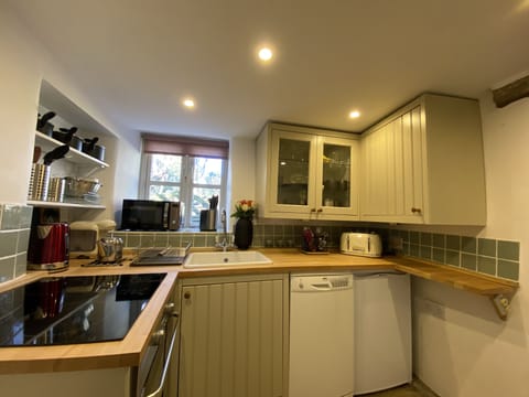 Fully equipped kitchen with garden view