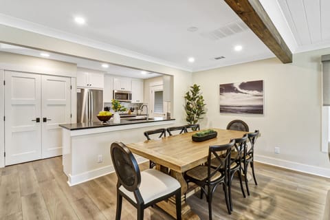 672 Queens Grant | Dining Table - 672 Queens Grant | Dining Table