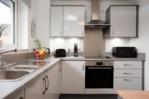 No2 Bynack House kitchen with oven and hob
