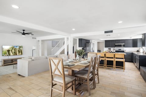 Perfect central gathering spot: seamless flow between living, dining & kitchen.