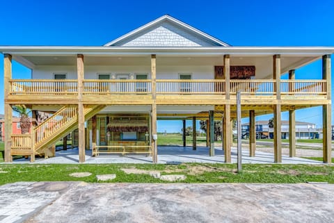 2 tiki bars upstairs and downstairs w/ large, oversized deck & plenty of spaces.