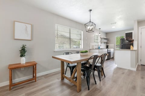 DINING AREA (6 CHAIRS ARE THERE)