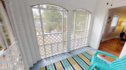 This a the best place for a cup of tea or coffee. Or to work using our quick internet. From the second floor you are nestled right in the lovely mature trees. Enjoy the streets quiet charm and lovely walkable beauty.