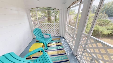 This a the best place for a cup of tea or coffee. Or to work using our quick internet. From the second floor you are nestled right in the lovely mature trees. Enjoy the streets quiet charm and lovely walkable beauty.