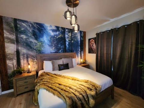 Tropical getaway – jungle-themed king bedroom retreat