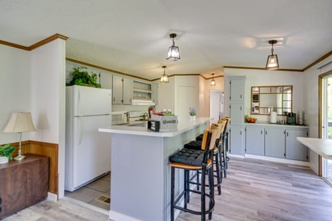 Breakfast Bar | Dishware & Flatware Provided | Central A/C & Heating