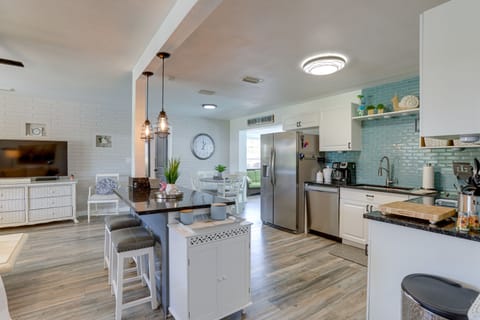 Kitchen | Dishware & Flatware | Coffee Maker | Complimentary Spices