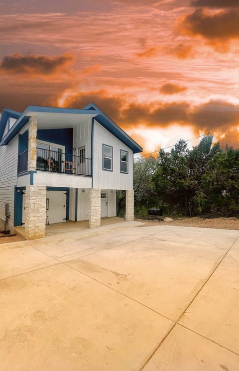 Blue Dream House 5 minutes away from Canyon Lake!