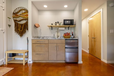 Kitchenette: stovetop, microwave, mini fridge, sink, keurig & electric kettle