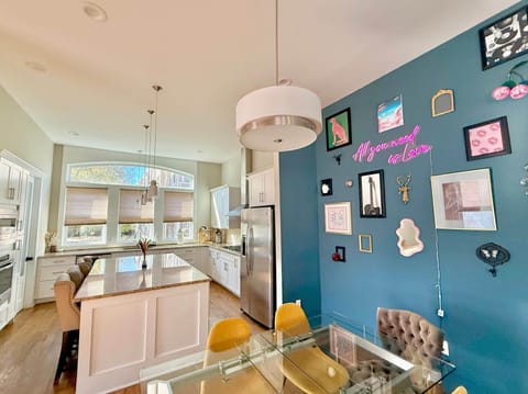 Full Kitchen & Dining Area