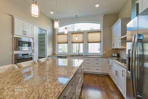 Gourmet Kitchen equipped with Cookware