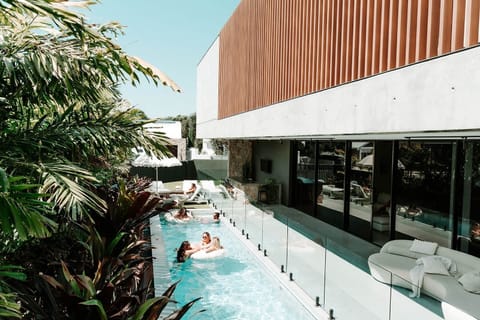 Mana Beach House - Heated pool and outdoor bar