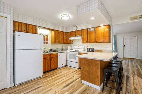Well-stocked Kitchen has all you need to make mealtime a bay breeze.
